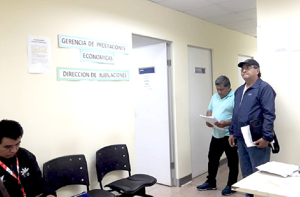 Jubilado reclama que el IPS le paga solo el 50% de lo que debe percibir