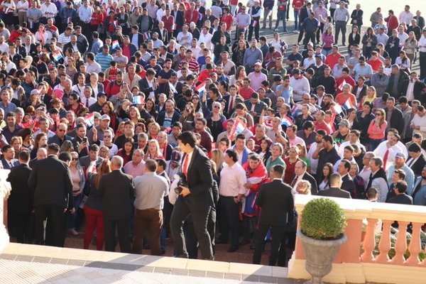 Adherentes del Jefe de Estado llegan a Palacio de Gobierno - .::RADIO NACIONAL::.