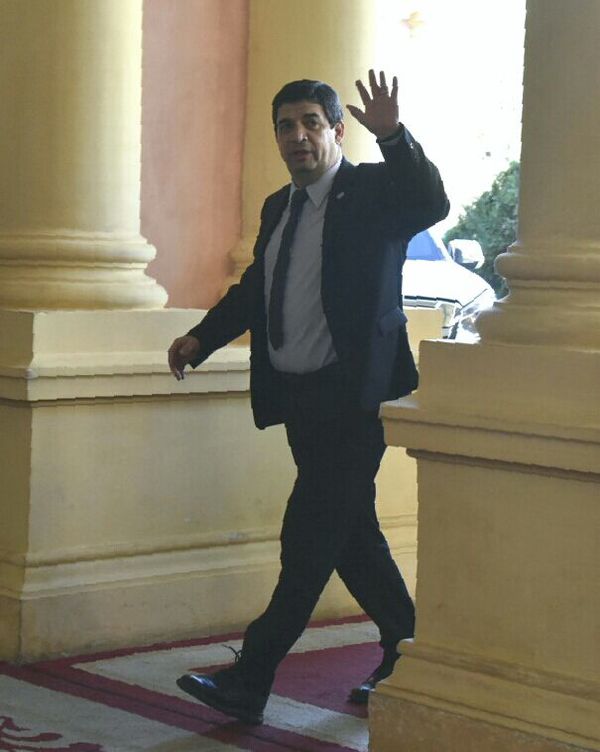 Vicepresidente insiste en que no va a renunciar y se reúne con legisladores - Nacionales - ABC Color