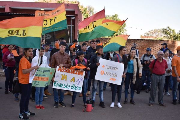 Dirigente estudiantil enfrenta hoy juicio oral por toma de colegio en el 2017 - Nacionales - ABC Color