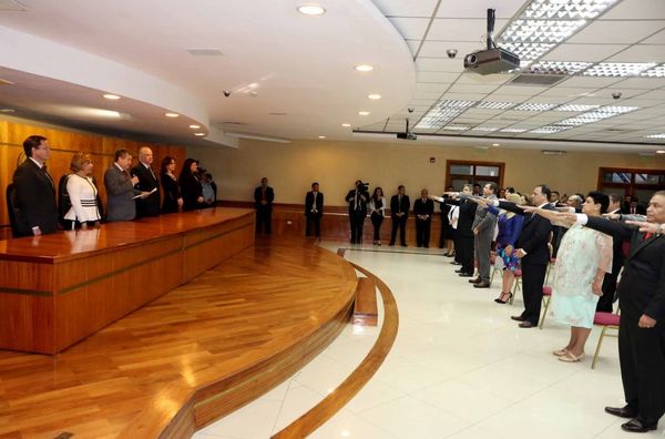 Ministros toman juramento a magistrados