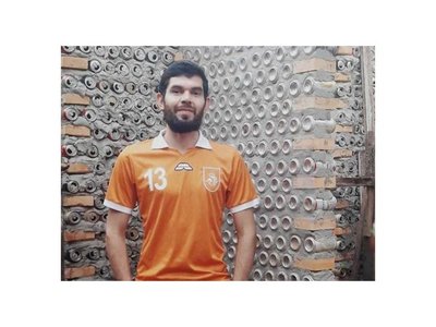 Joven construye una casa con latitas de cerveza para recibirse de arquitecto