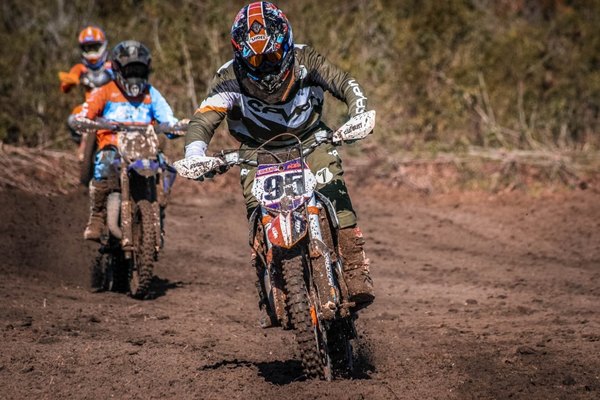 Carlos Méndez corrió, lució y ganó en Ñeembucú