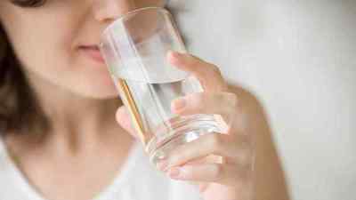 HIPERTENSIÓN Y DOLOR DE CABEZA PUEDEN ESTAR RELACIONADOS CON BAJO CONSUMO DE AGUA