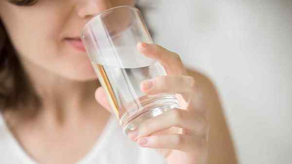 HIPERTENSIÓN Y DOLOR DE CABEZA PUEDEN ESTAR RELACIONADOS CON BAJO CONSUMO DE AGUA