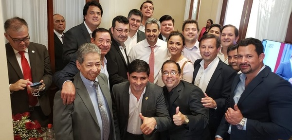 Se viraliza foto que "contradice" discurso de Abdo Benítez