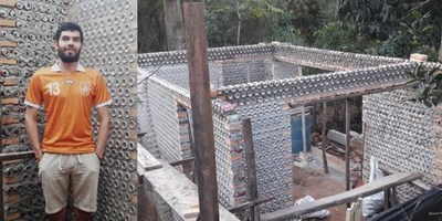 JOVEN CONSTRUYE UNA CASA CON LATITAS DE CERVEZA PARA RECIBIRSE DE ARQUITECTO