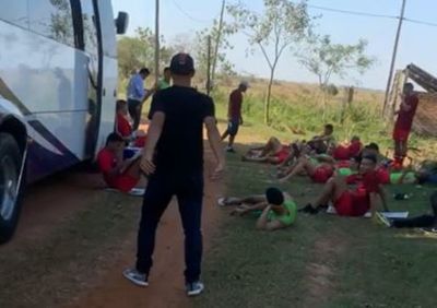 Formativas: Árbitros no llegaron a tiempo - Fútbol - ABC Color