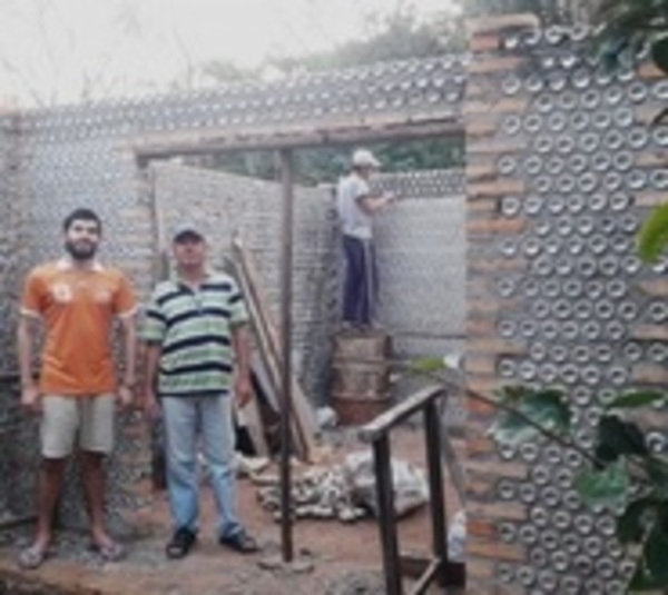Ingenioso estudiante construye casa con latitas de cerveza - Paraguay.com