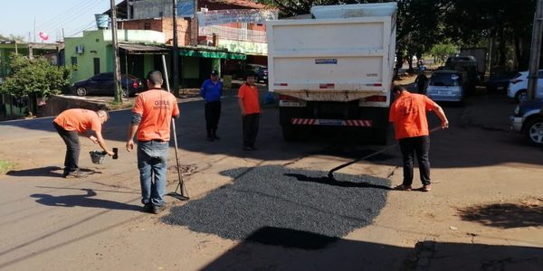 Bachean calles en el mercado de abasto de Ciudad del Este