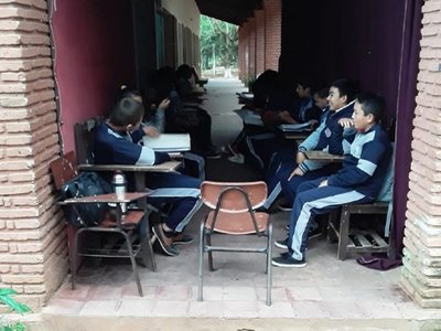 Alumnos estudian en pasillos o bajo árboles ante peligro de derrumbe