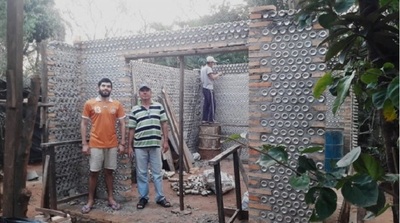 Ingenioso estudiante construye casa con latitas de cerveza | Noticias Paraguay