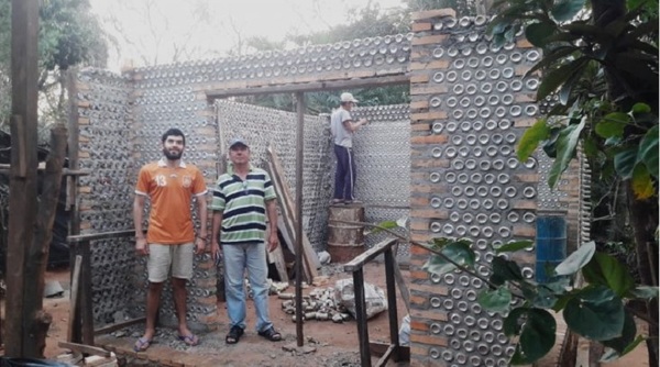 Ingenioso estudiante construye casa con latitas de cerveza | Noticias Paraguay