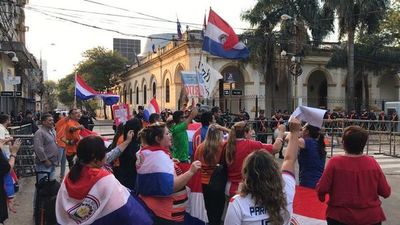 Escrachadores piden renuncia de Velázquez - Nacionales - ABC Color