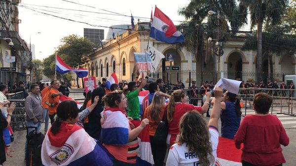 Escrachadores piden renuncia de Velázquez - Nacionales - ABC Color