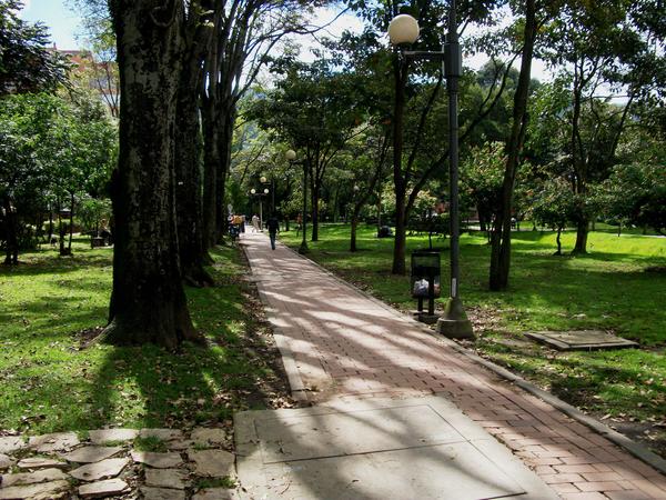 Limpiador abusó de una nena que estaba en el parque