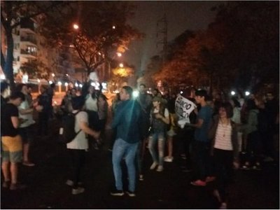Universitarios cierran avenida y reclaman juicio político