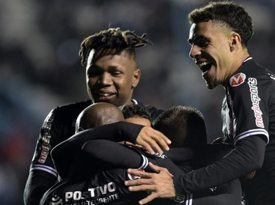 Corinthians festeja de visitante y sigue avanzando