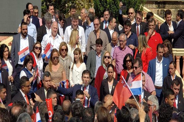 Arreo de los funcionarios para muestra de “apoyo”