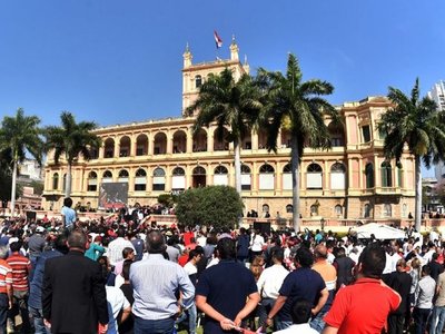 Funcionarios, arreados y de rojo, se movilizaron en apoyo a Marito