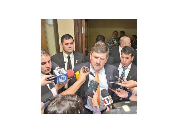 Llano dice que no movió un dedo en el intento de juicio