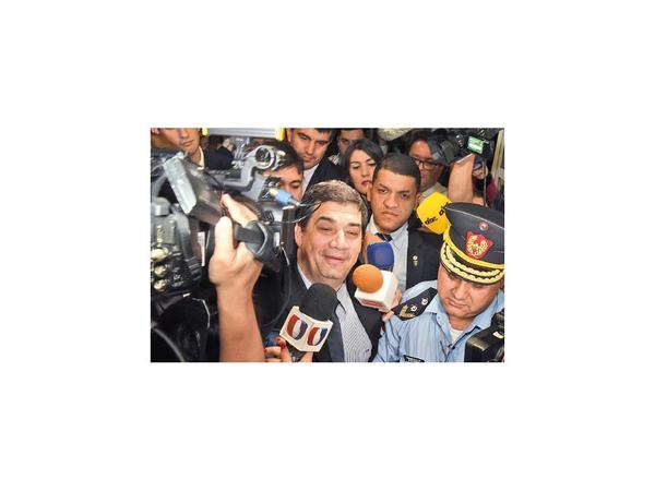 Velázquez quedó solo y operó para salvarse de juicio