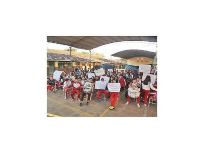 Con sentata piden nombramiento de director en colegio
