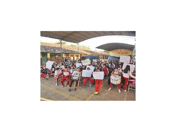 Con sentata piden nombramiento de director en colegio