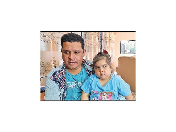 Niña pide solidaridad para recuperar visión