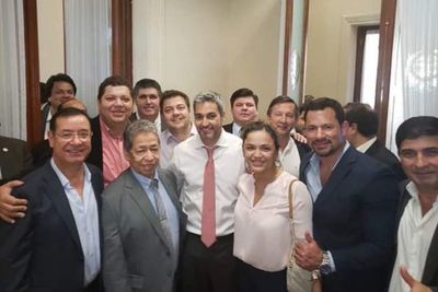 Mandatario festeja en Palacio con diputados cuestionados - Política - ABC Color