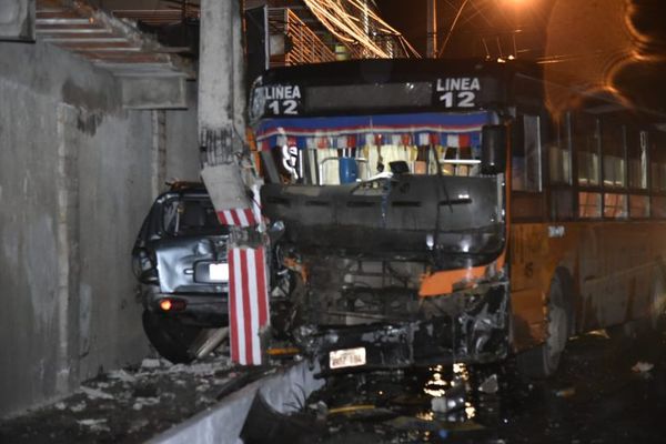 Colectivo choca contra camioneta y deja un herido grave - Nacionales - ABC Color