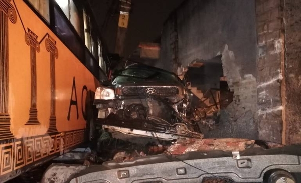 HOY / Línea 12 embistió a camioneta y derribó una muralla