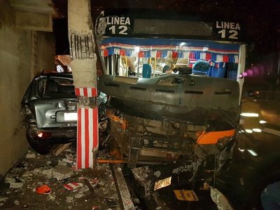 Micro aplastó camioneta contra una pared