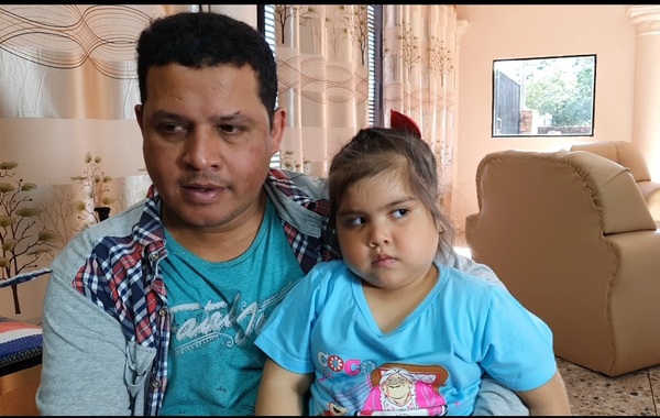 Niña pide solidaridad para recuperar visión