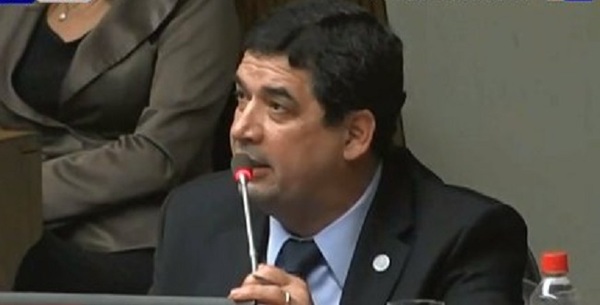 Salvataje a Velázquez provoca fricción entre cartistas y liberales