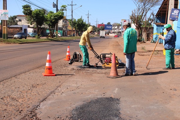 Intendente de Pdte. Franco dispone bacheo de avenida solo “para la foto”