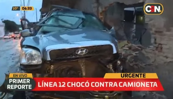 Colectivo impacta contra una camioneta y deja un herido grave