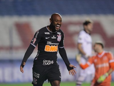 Corinthians se cita con Fluminense tras una gran noche de Vagner Love