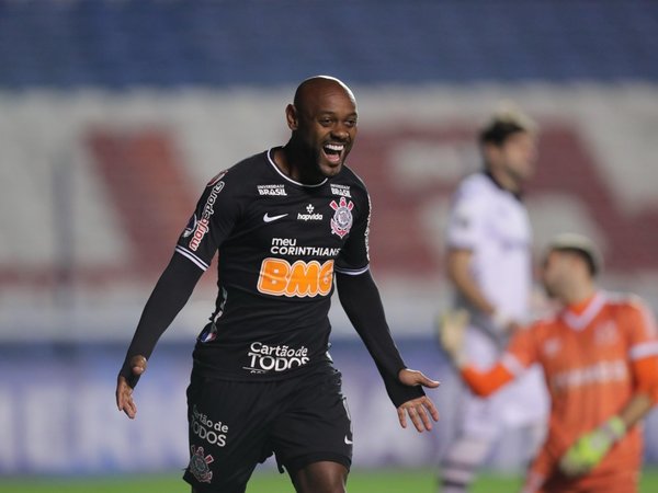 Corinthians se cita con Fluminense tras una gran noche de Vagner Love