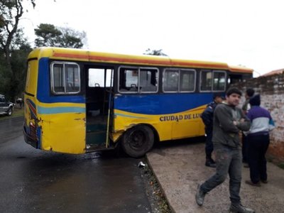 Bus chatarra choca contra una casa y deja cinco heridos
