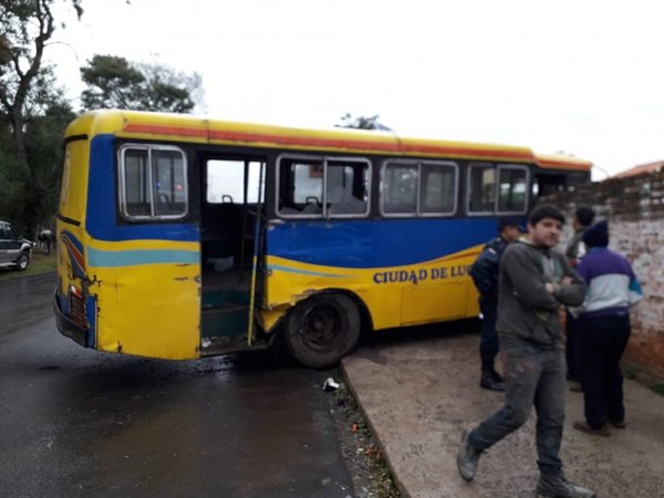 Bus chatarra choca contra una casa y deja cinco heridos