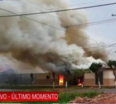 Incendio consume por completo embotelladora de agua mineral - Paraguay.com