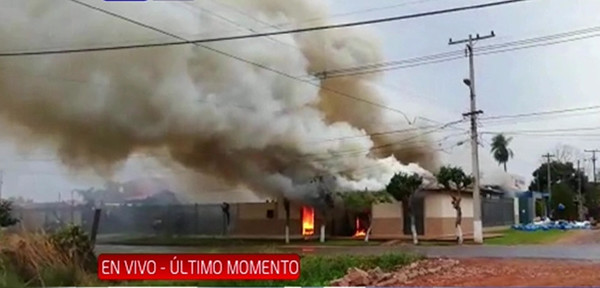 Incendio consume por completo embotelladora de agua mineral | Noticias Paraguay