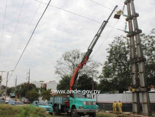 ANDE repone el servicio eléctrico en zonas afectadas de Asunción y Central | .::Agencia IP::.