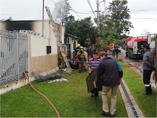 Incendio consume parte de una embotelladora en Coronel Oviedo