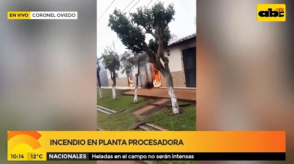 Incendio consume planta embotelladora de agua mineral