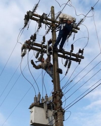 ANDE trabaja para restablecer servicio eléctrico - .::RADIO NACIONAL::.