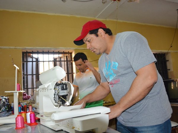 Desde la cárcel, dirige una empresa y exporta artesanía