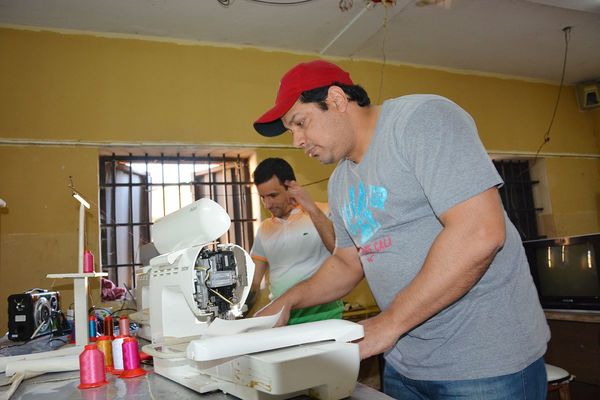 Interno comercializa guampas y termos al Brasil desde Tacumbú