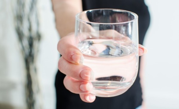 Falta agua podría provocar hipertensión y dolor de cabeza